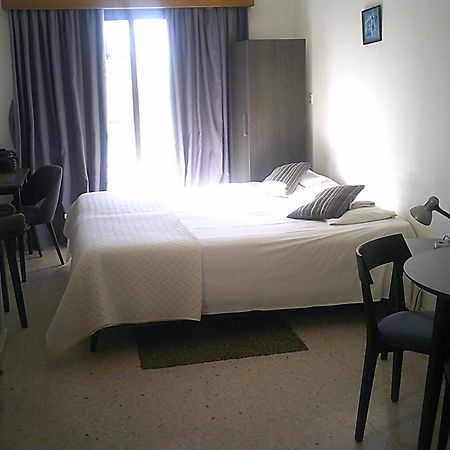 Panklitos Tourist Apartments Paphos Esterno foto
