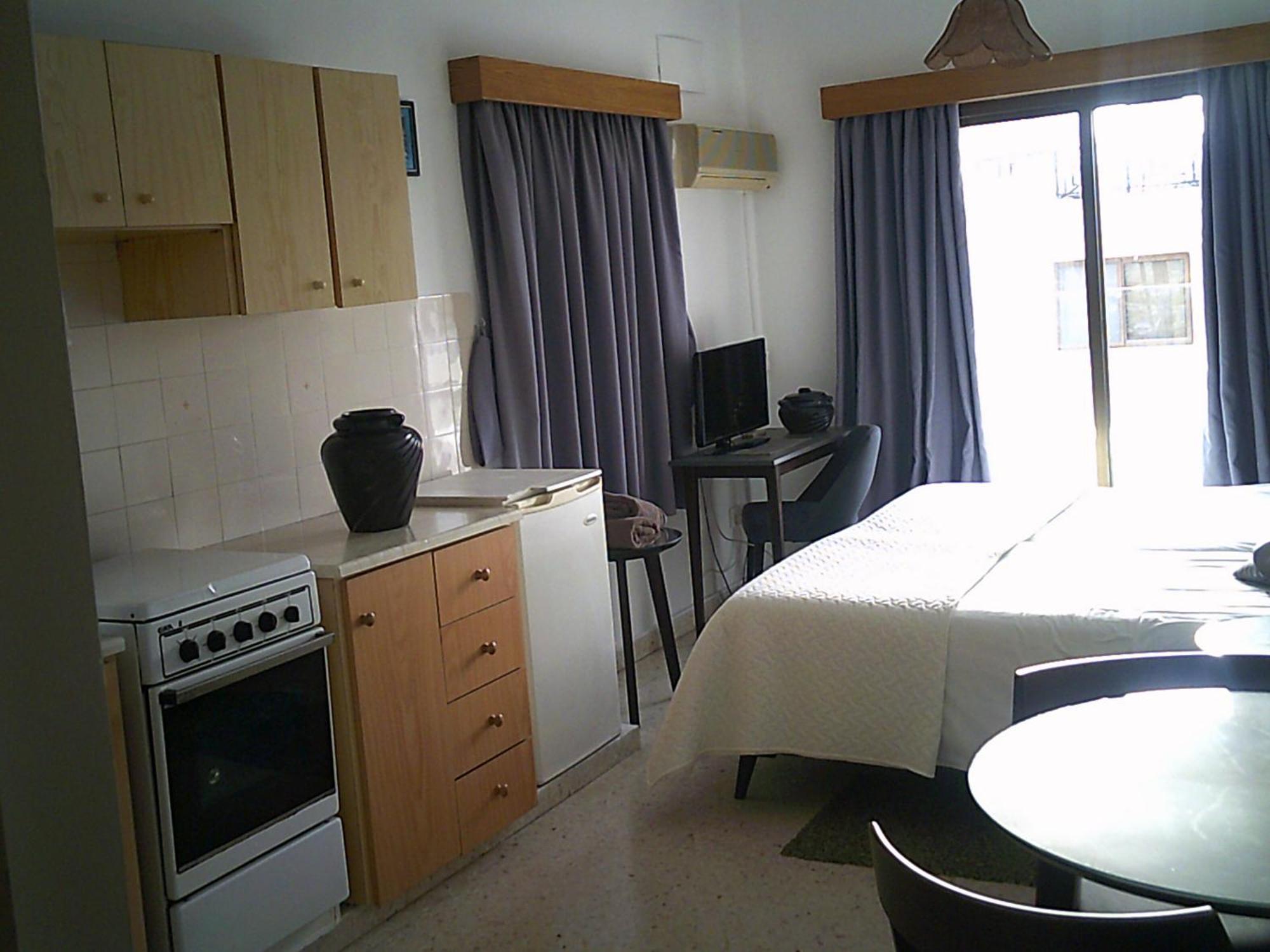 Panklitos Tourist Apartments Paphos Esterno foto